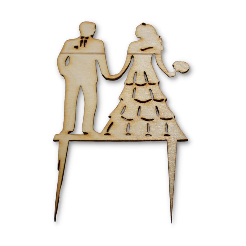 Ženích a nevesta dívajúci sa na seba - dekorácia z dreva