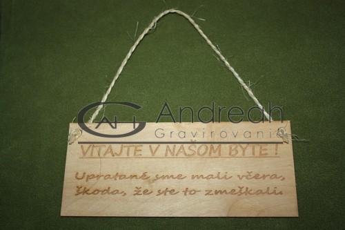 Drevená tabuľka "Vitajte v našom byte"