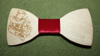 Motýlik z dreva - lebka poker