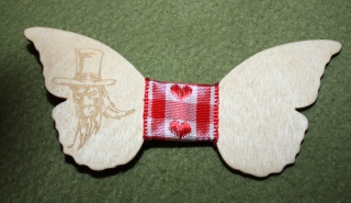 Dámsky motýlik z dreva - lebka s klobúkom