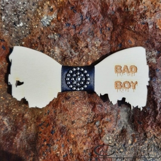 Otrhaný motýlik z dreva - bad boy