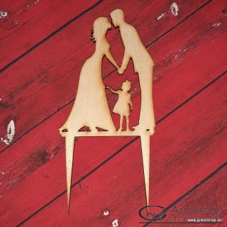 Mladomanželia s dievčatkom - dekorácia z dreva