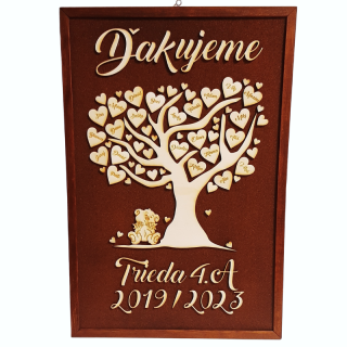 Pamätná tabuľa s dreveným stromom a srdciami