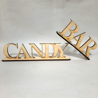 Vyrezávaný nápis "CANDY BAR" na stojane z dreva