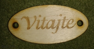 Elipsa z dreva s nápisom "Vitajte"